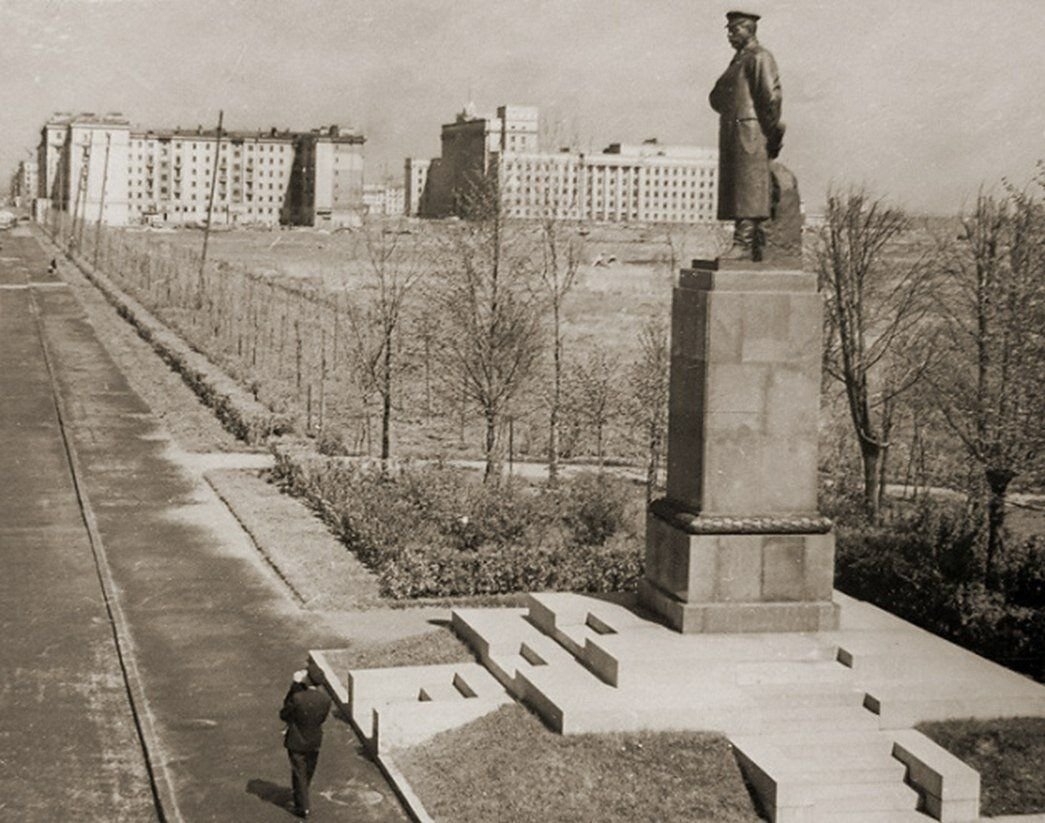 памятник сталину у балтийского вокзала