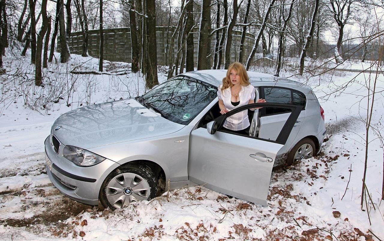 Машина застряла в снегу