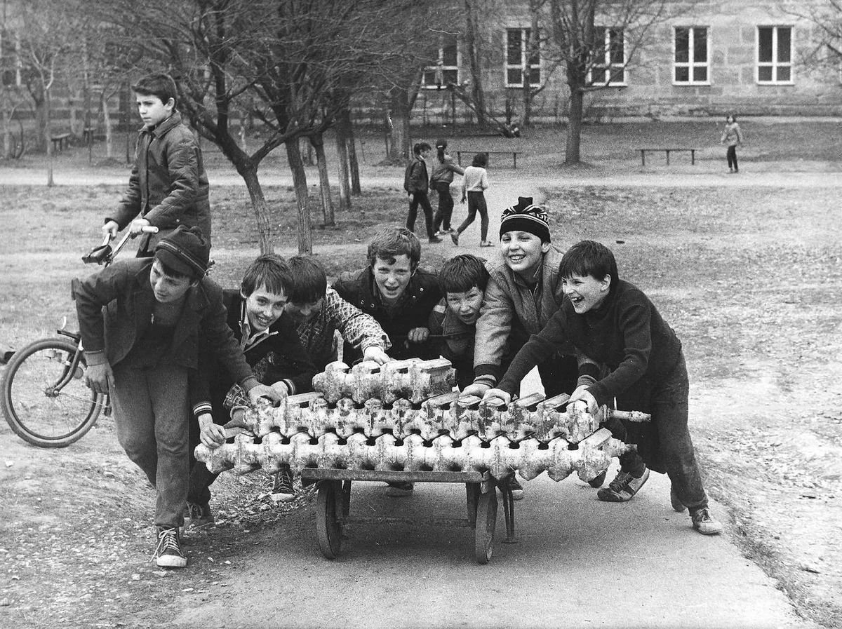 Собирать е. Сбор металлолома. Советское детство. Сбор металлолома в СССР. Сбор металлолома пионерами.