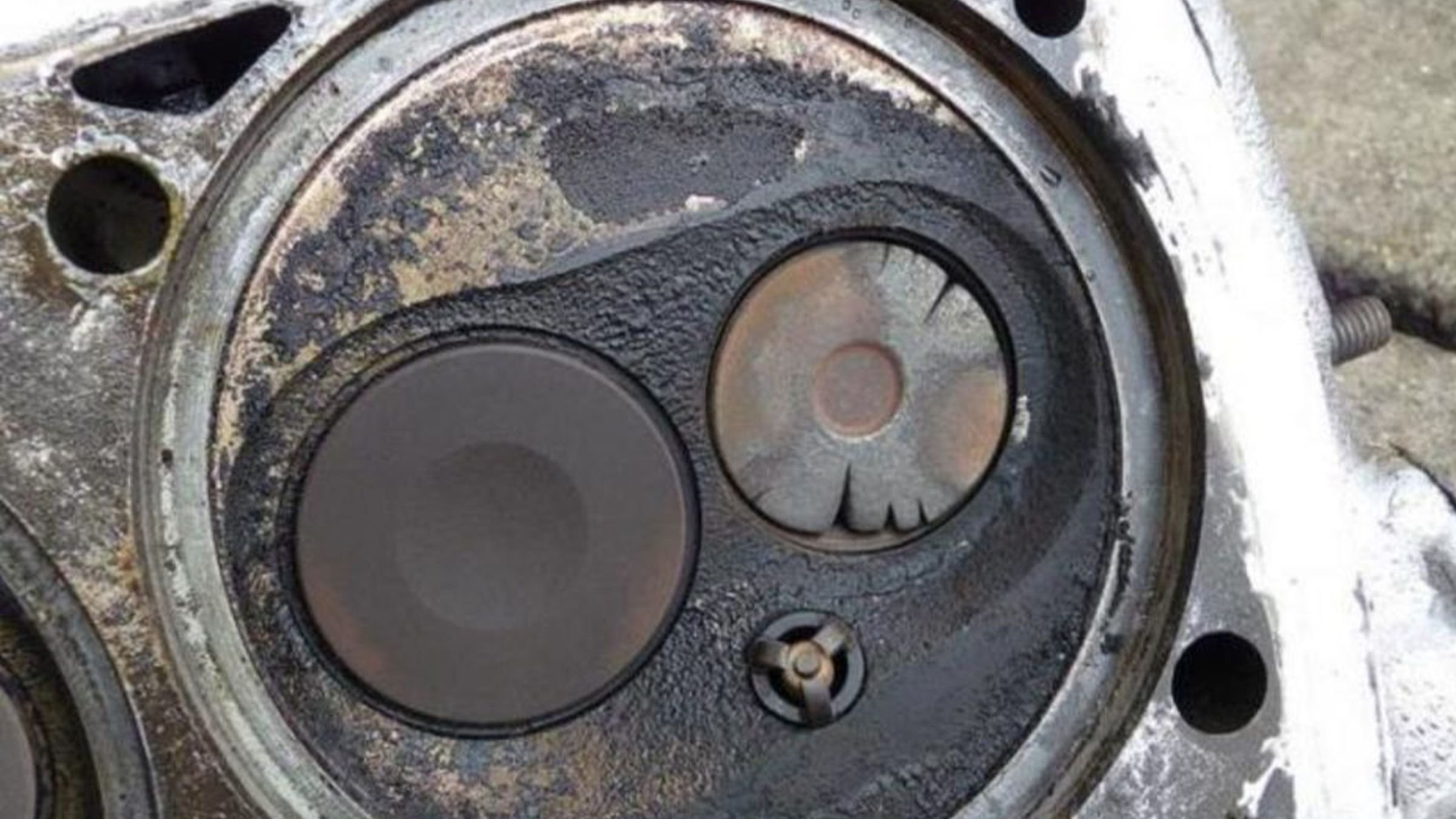 Прогар клапана ваз 2108. Почему прогорел клапан. Прогар клапанов ваз 2110 16 клапанов. Почему прогорел клапан. Прогоревший клапан ваз 2107.