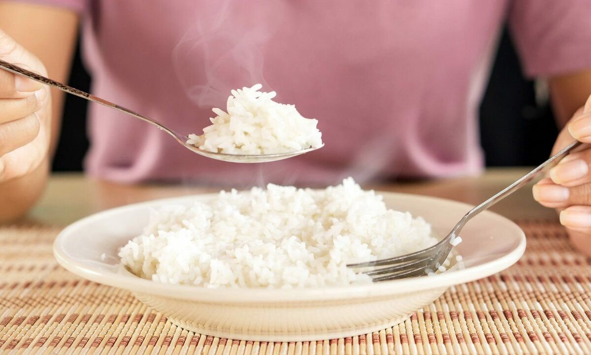 Для чего нужно есть рис. Кушать рис. Рис вареный. Человек ест рис. Человек кушает рис.