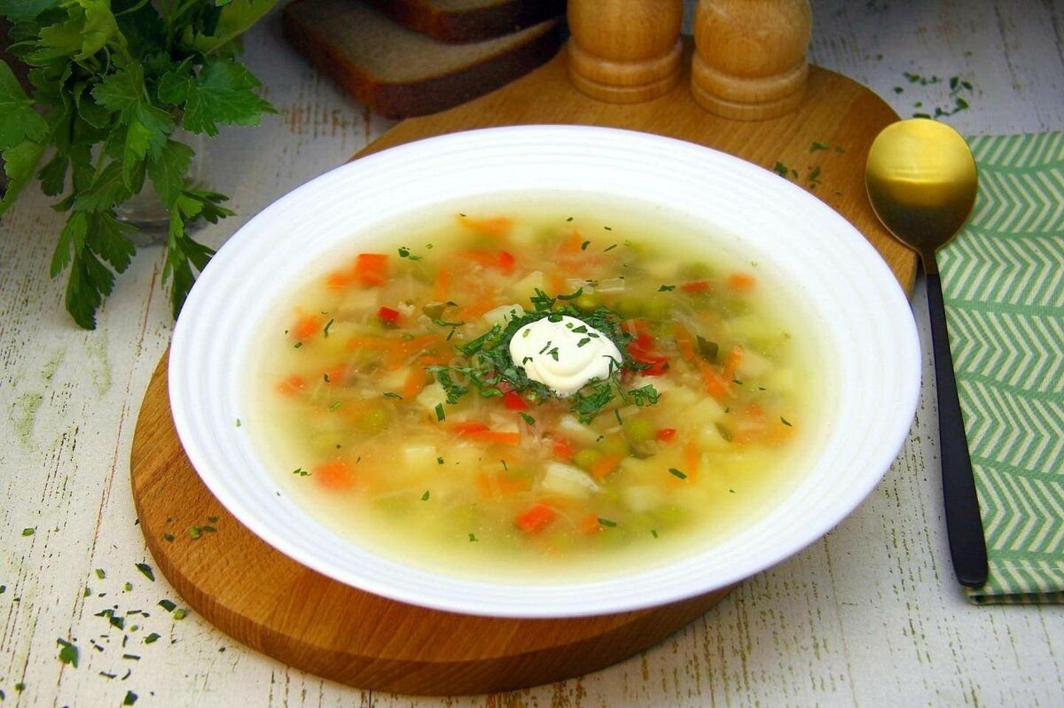 Суп из разных овощей. Суп на овощном бульоне. Суп овощной на курином бульоне. Суп консоме овощной. Капустница (суп).