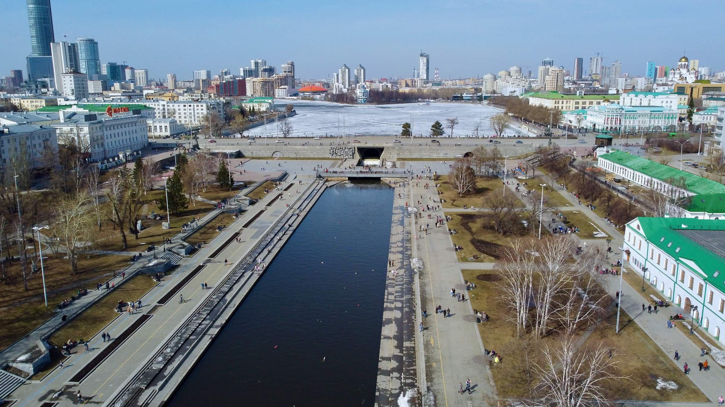 Камень в центре екатеринбурга. Плотинка Екатеринбург. Исеть Плотинка. Плотинка Екатеринбург 2022. Река Исеть Плотинка.