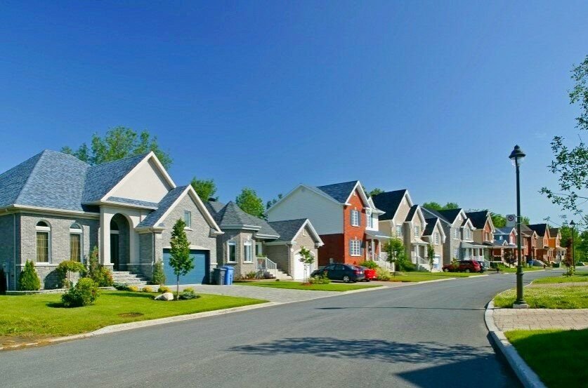 Ванкувер пригород. Дом вдоль дороги. Посёлок вдоль дороги. Индианаполис пригород. Стокгольм деревня.