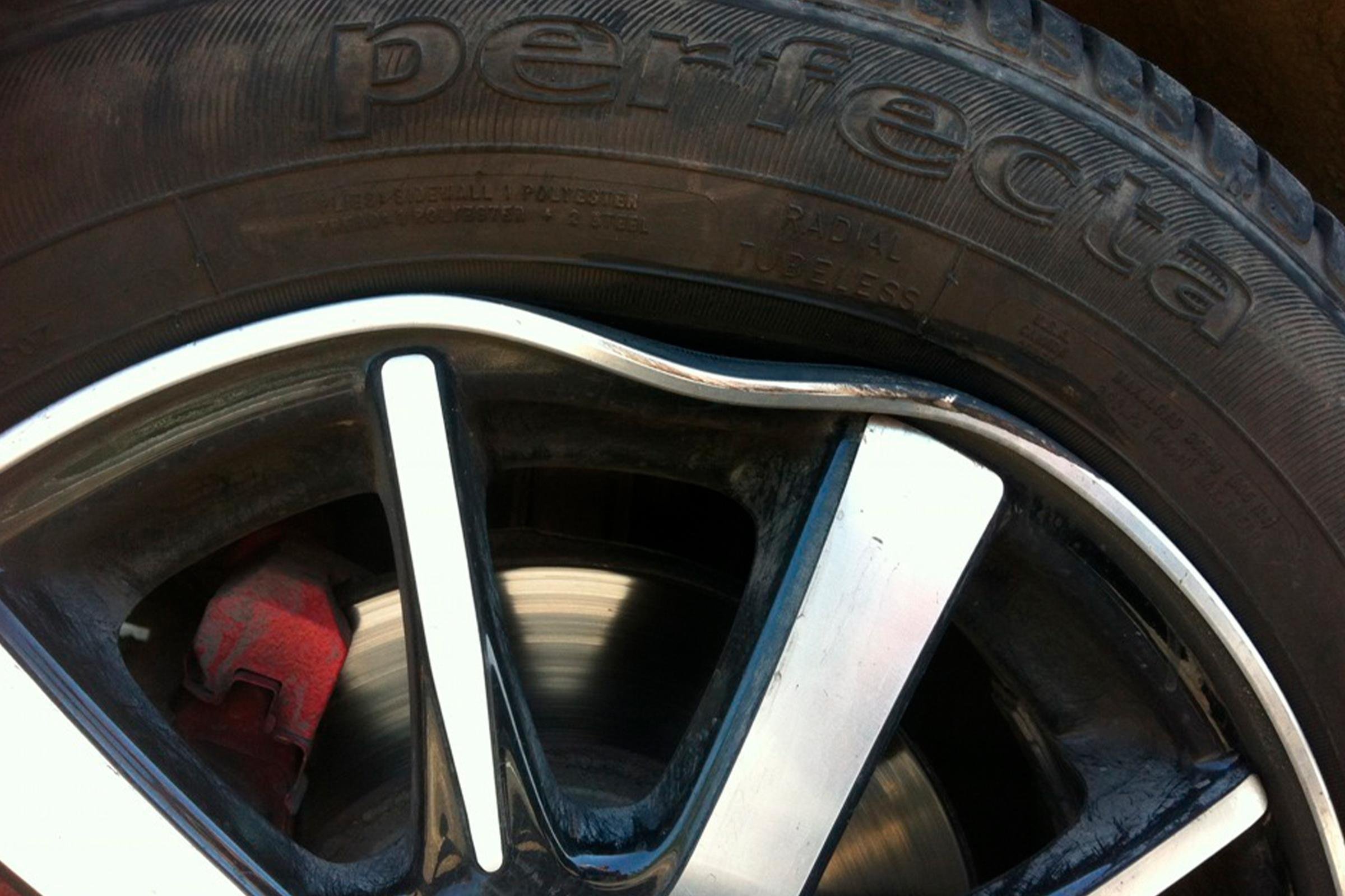 Гнутый диск. Поврежденный колесный диск. Гнутый литой диск. Погнутый диск колеса. Колеса гнутые.