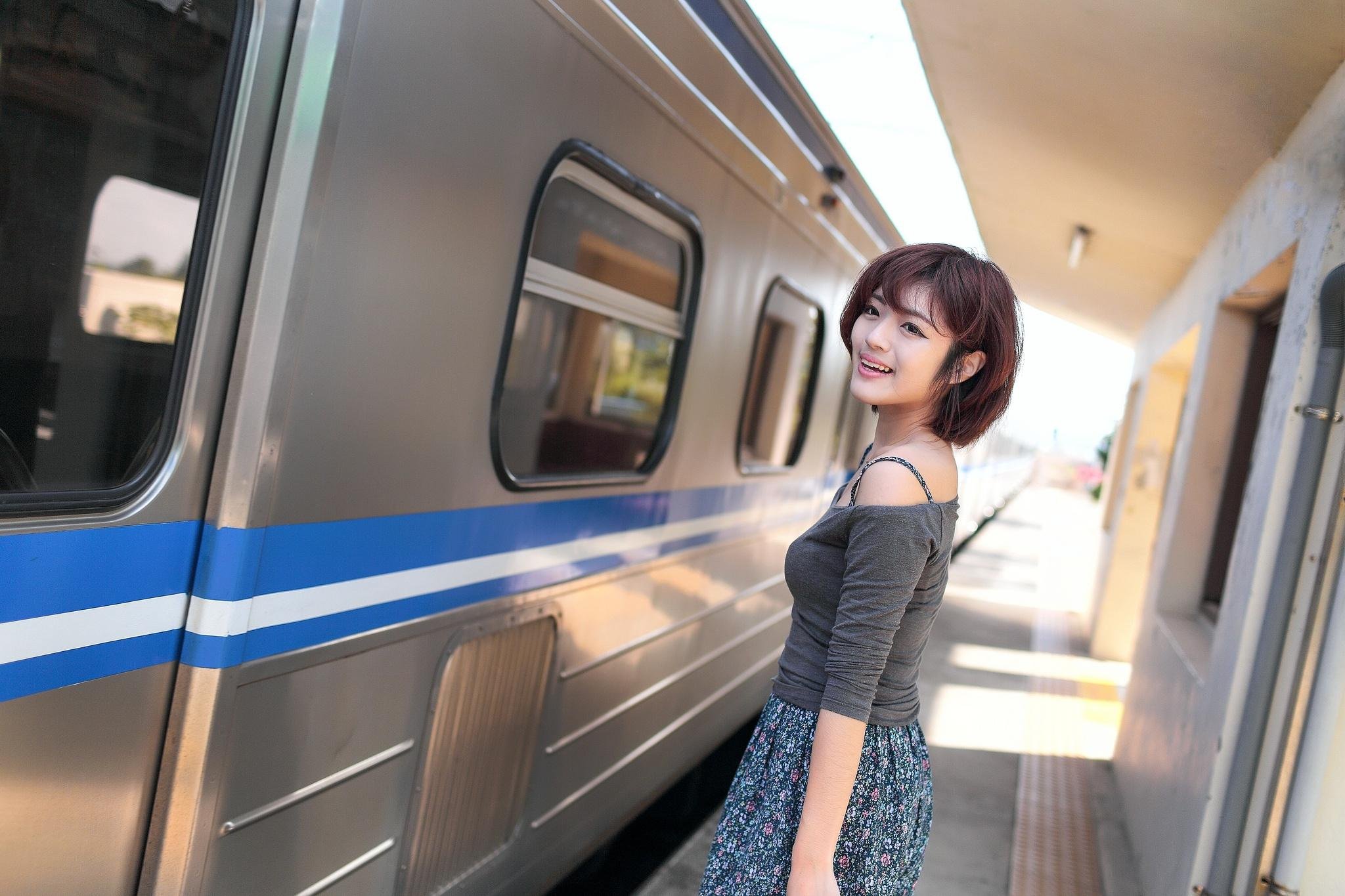 железная дорога в огайо сша. объятия на вокзале. стопы девушек в электричке. поезд сверху. девушка опоздала на поезд.