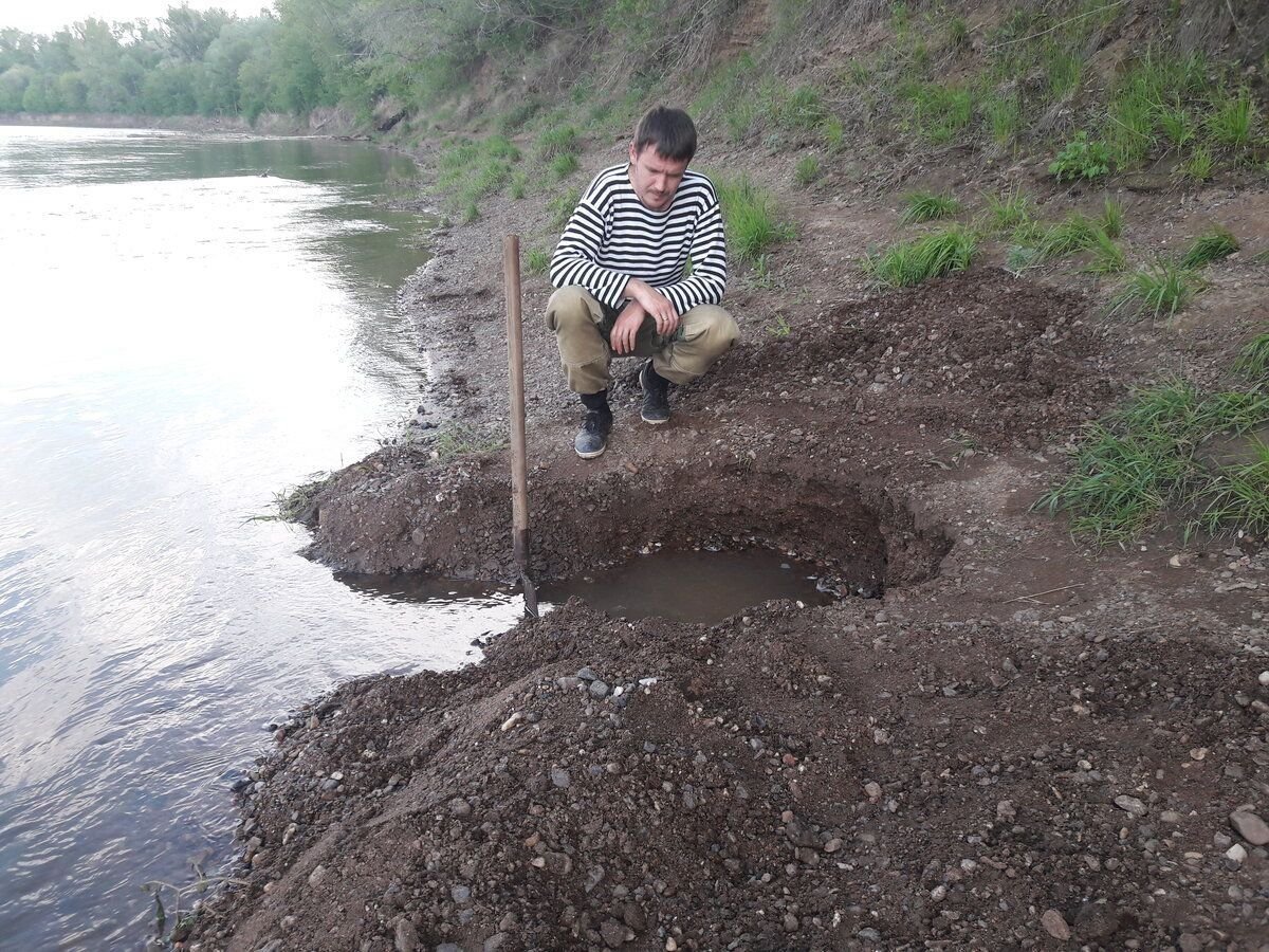 Муть оседает. Ямы возле берега после как вода ушла. Можно ли ловить рыбу в белом колодце.