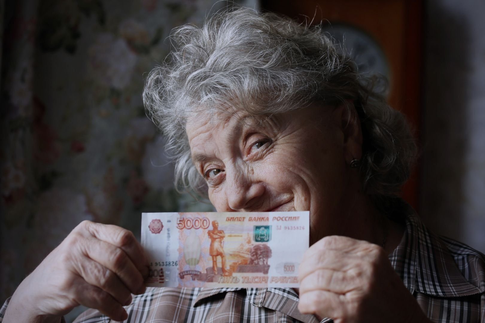 Дали вторую пенсию. Бабушка с деньгами. Пенсионерка с деньгами. Пожилая женщина с деньгами. Пенсионерка с деньгами в руках.