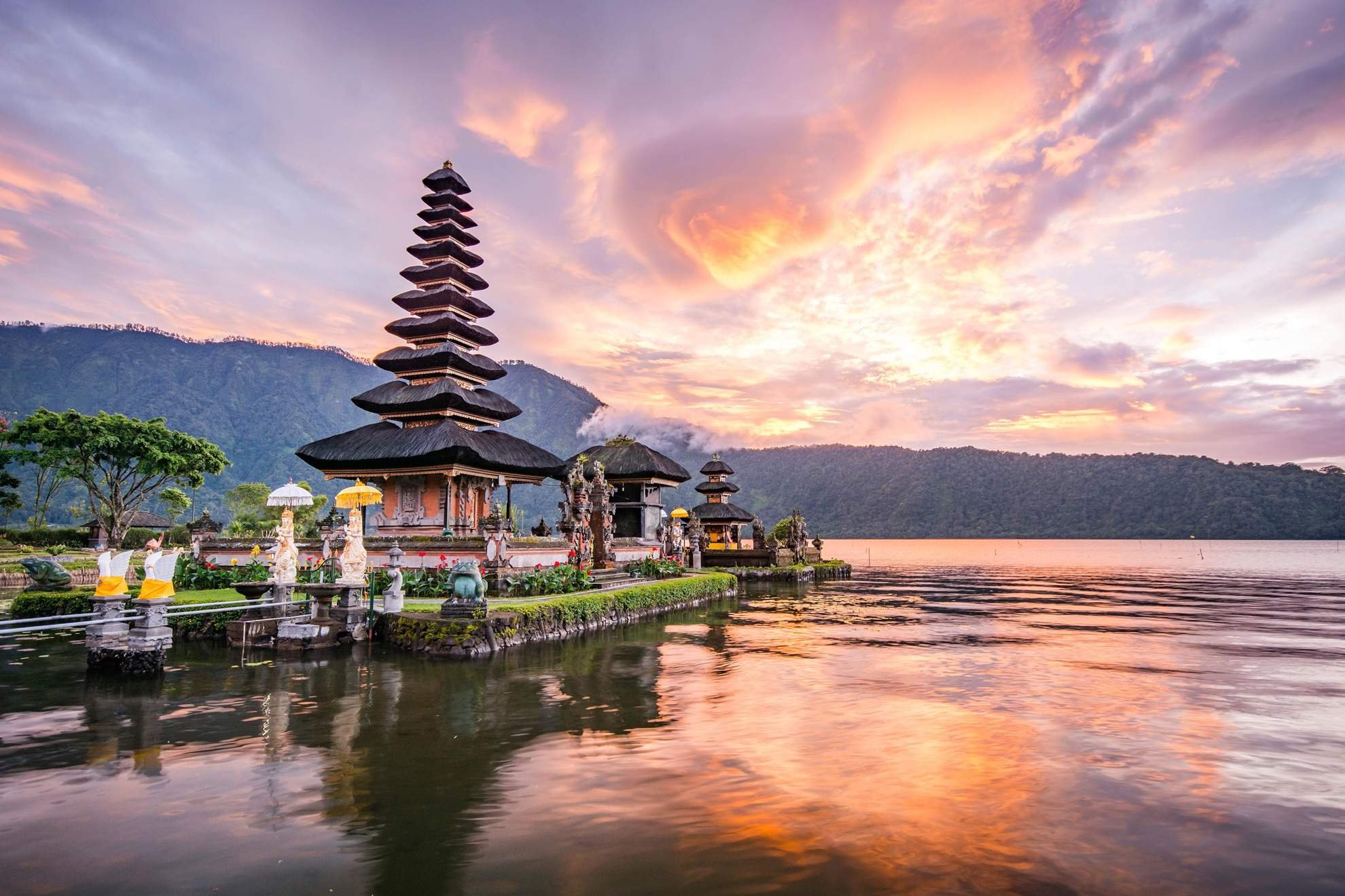 Храм Пура улун дану на озере братан, Индонезия