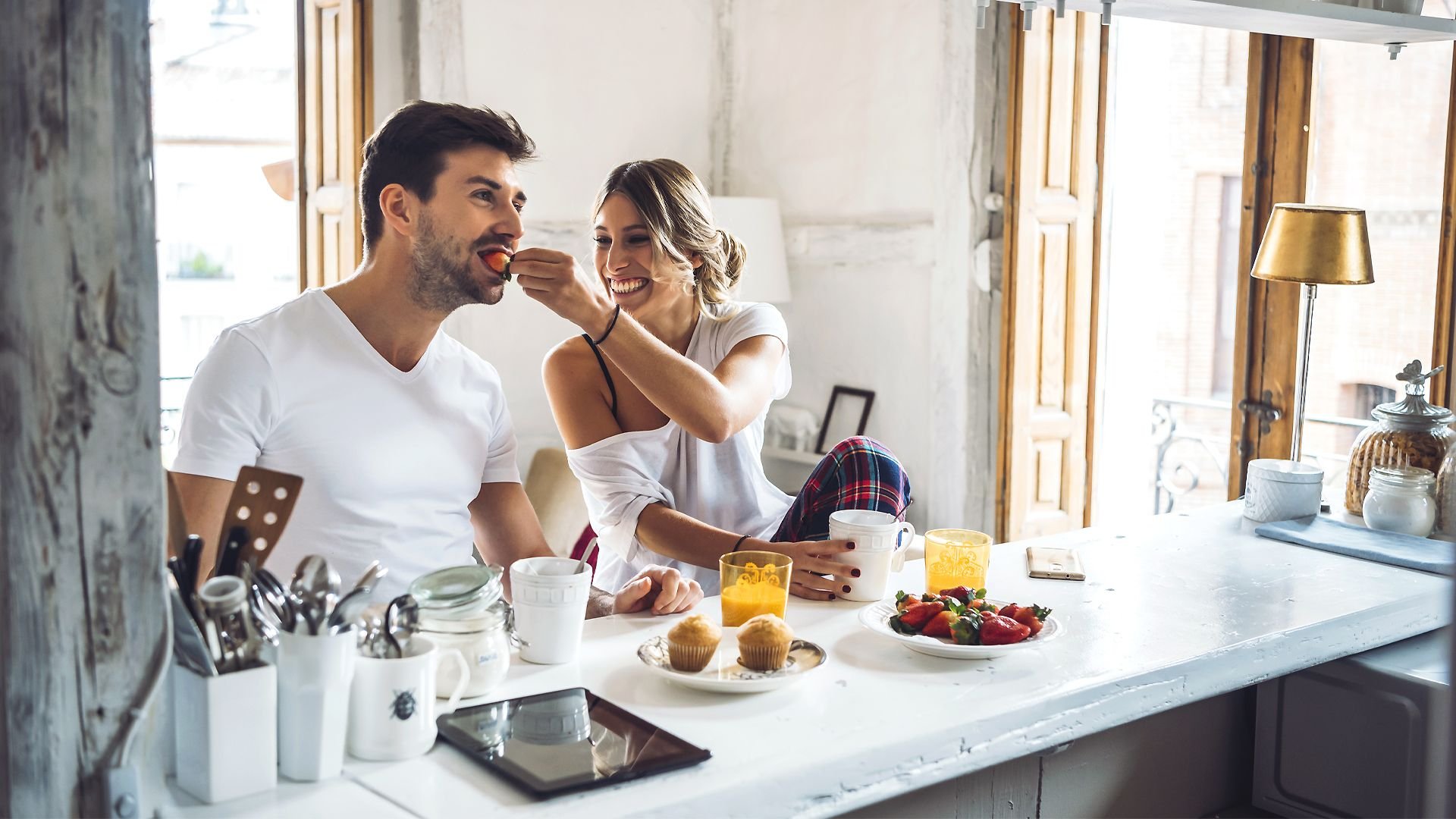 Заниматься с мужем на кухне. Фотосессия на кухне. Завтрак с любимым. Мужчина и женщина завтракают. Влюбленные на кухне.