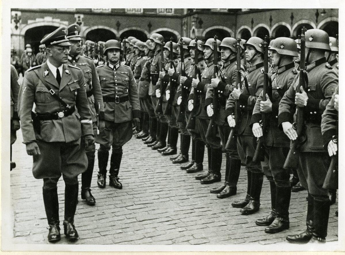 Солдаты СС Германии маршировка