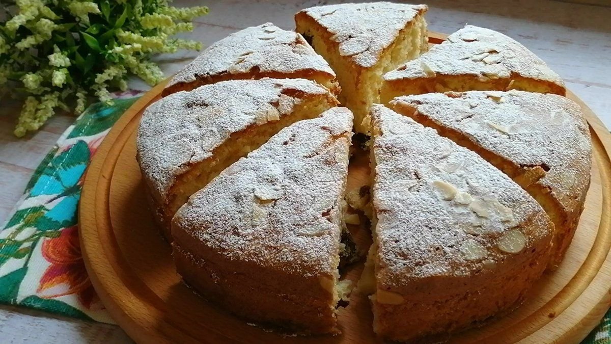 Пирог с яблоками и изюмом