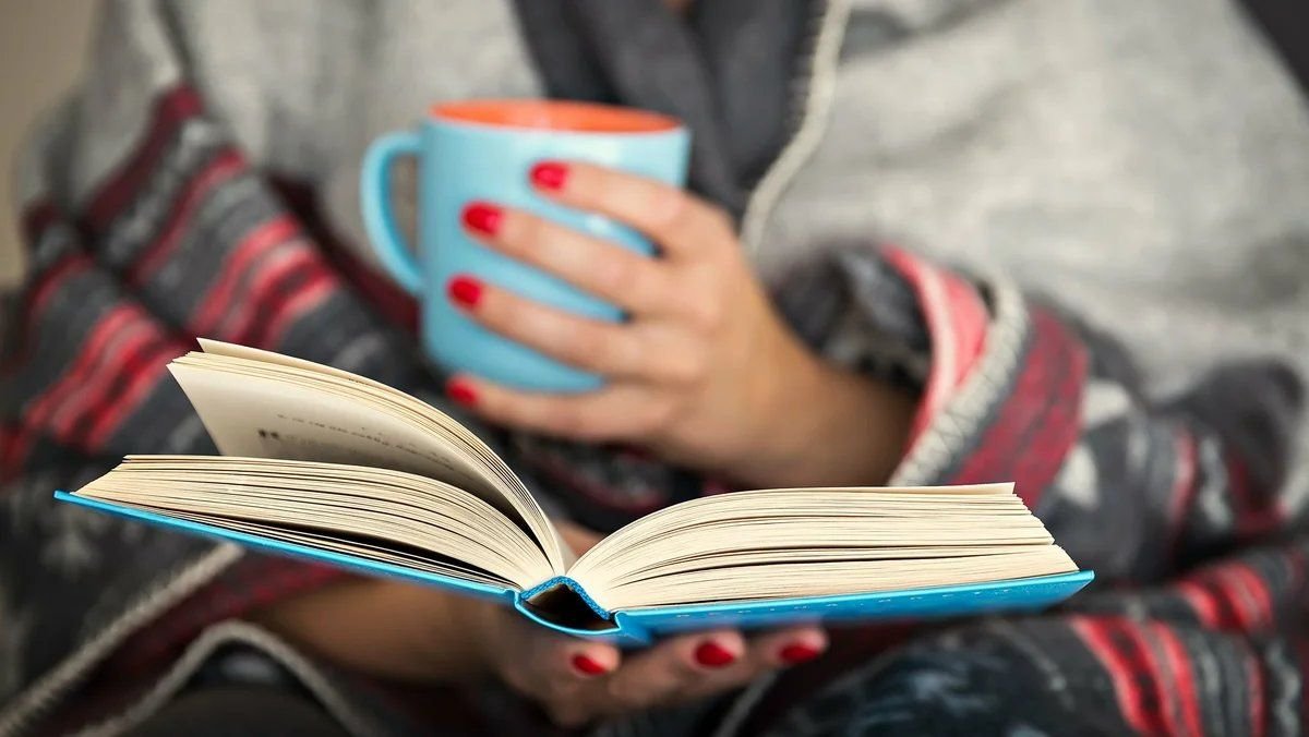 Картинки с книгой и человеком