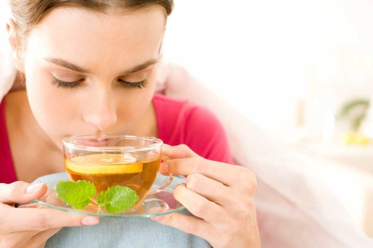 Зеленый попит. Горячее питье. Девушка пьет зеленый чай. Чай в жару. Горячее питье при простуде.