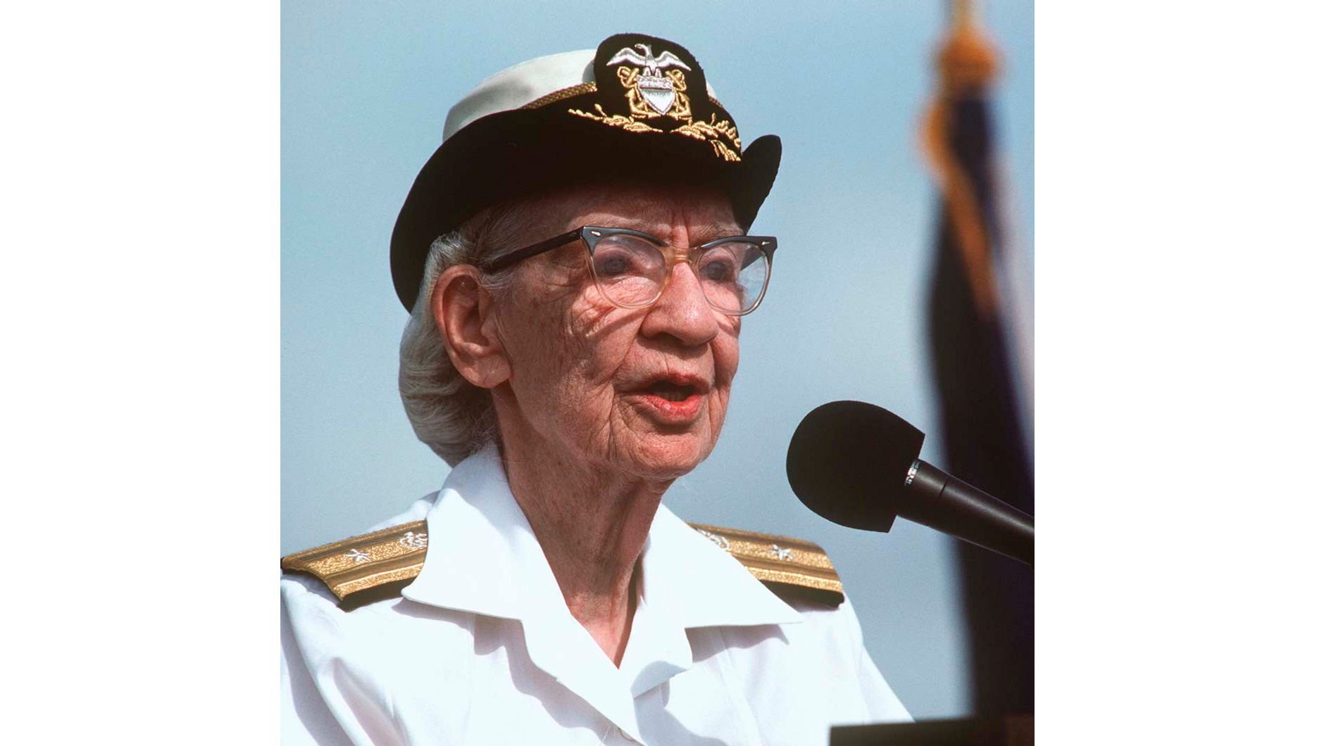 Грейс хоппер в молодости. Грейс мюррей. Amazing grace грейс хоппер. Мюррей хоппер. Грейс мюррей хоппер фото.