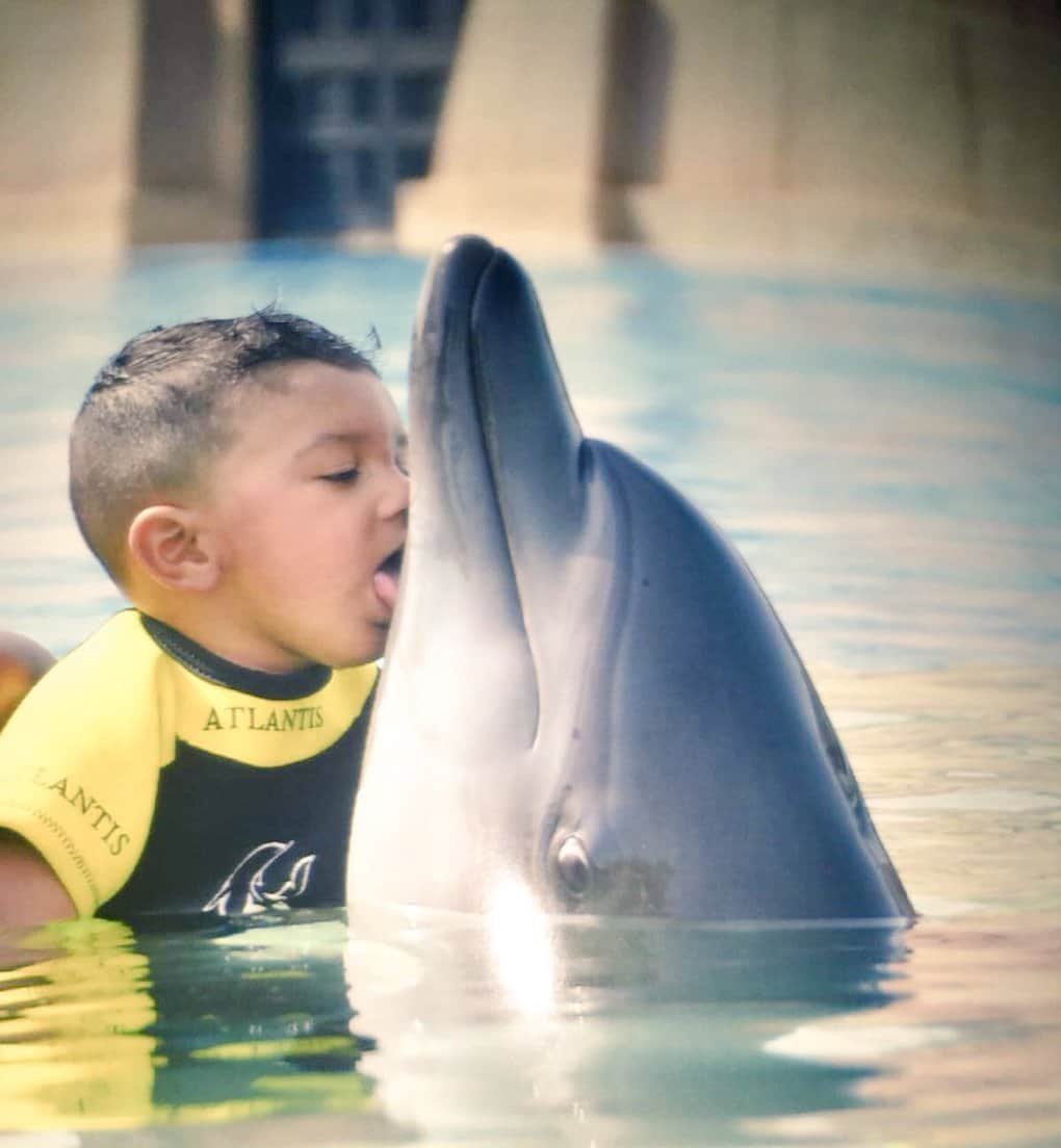 Смешные фотки до слез. Дельфины для детей. Мальчик Дельфин. Дети в интересных моментах. Интересные моменты из жизни.