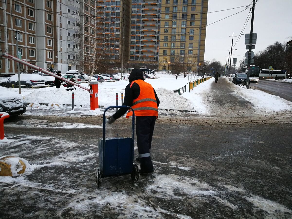 Кто должен убирать снег. Работники коммунальных служб. Работники ЖЭУ. История ЖКХ. В оранжевых жилетах работники ЖКХ.