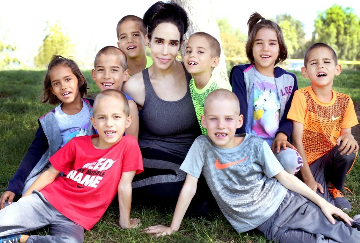 октомама надя сулейман. женщина родила много детей. 10 детей близнецов. надя сулейман и ее 8 близнецов. наибольшее число детей рожденных одной матерью.