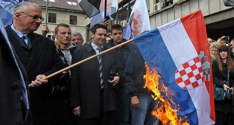 сербы и хорваты братья. боснийские националисты. сербы и хорваты. флаг хорватов и сербов. сербы хорваты албанцы.