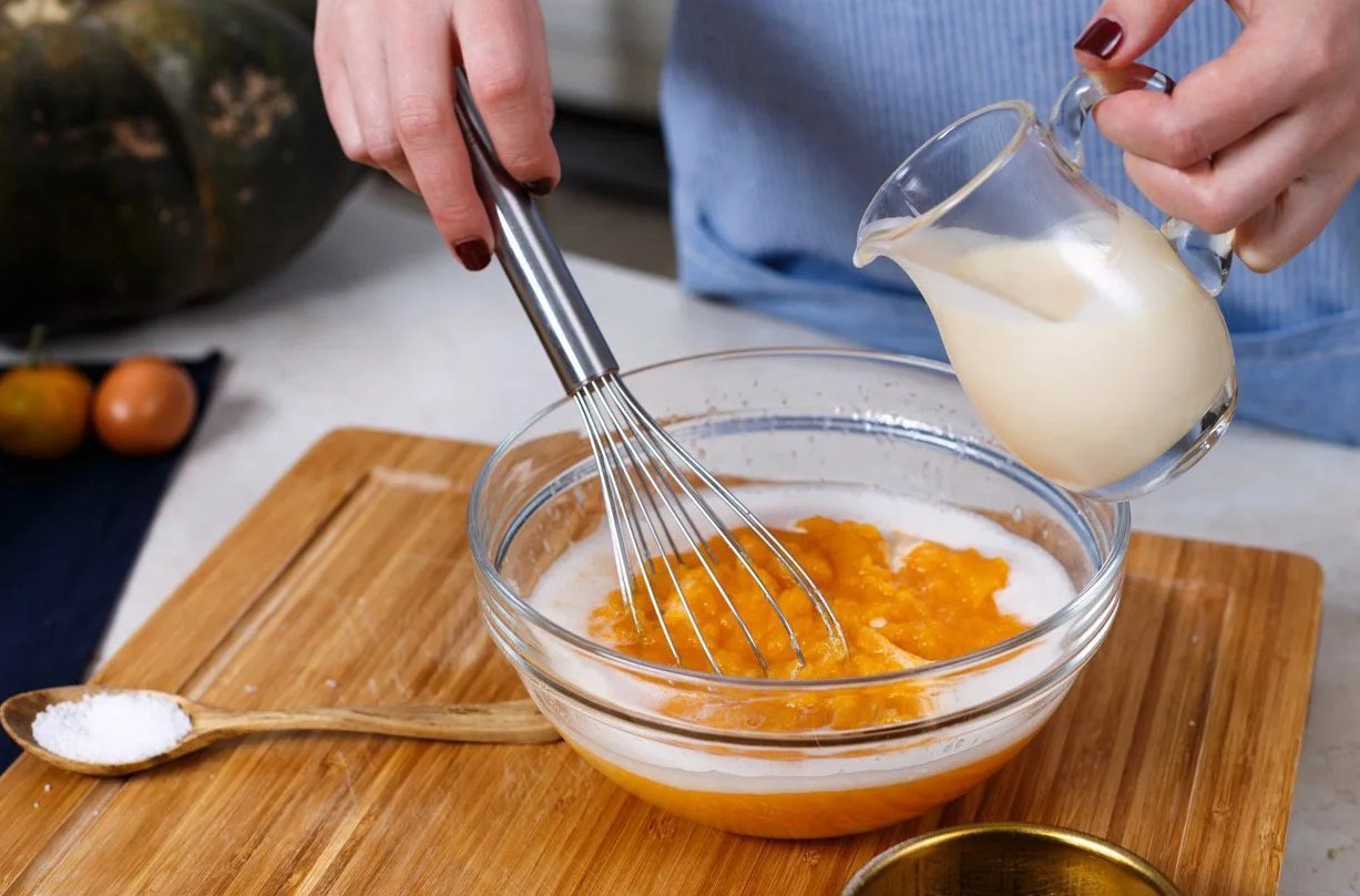 Тыквенный пирог с карамелью. Тесто для пирога из тыквы и пшена. Пирог из тыквы с манкой. Торт из тыквы. Тыквенный пирог без яиц.