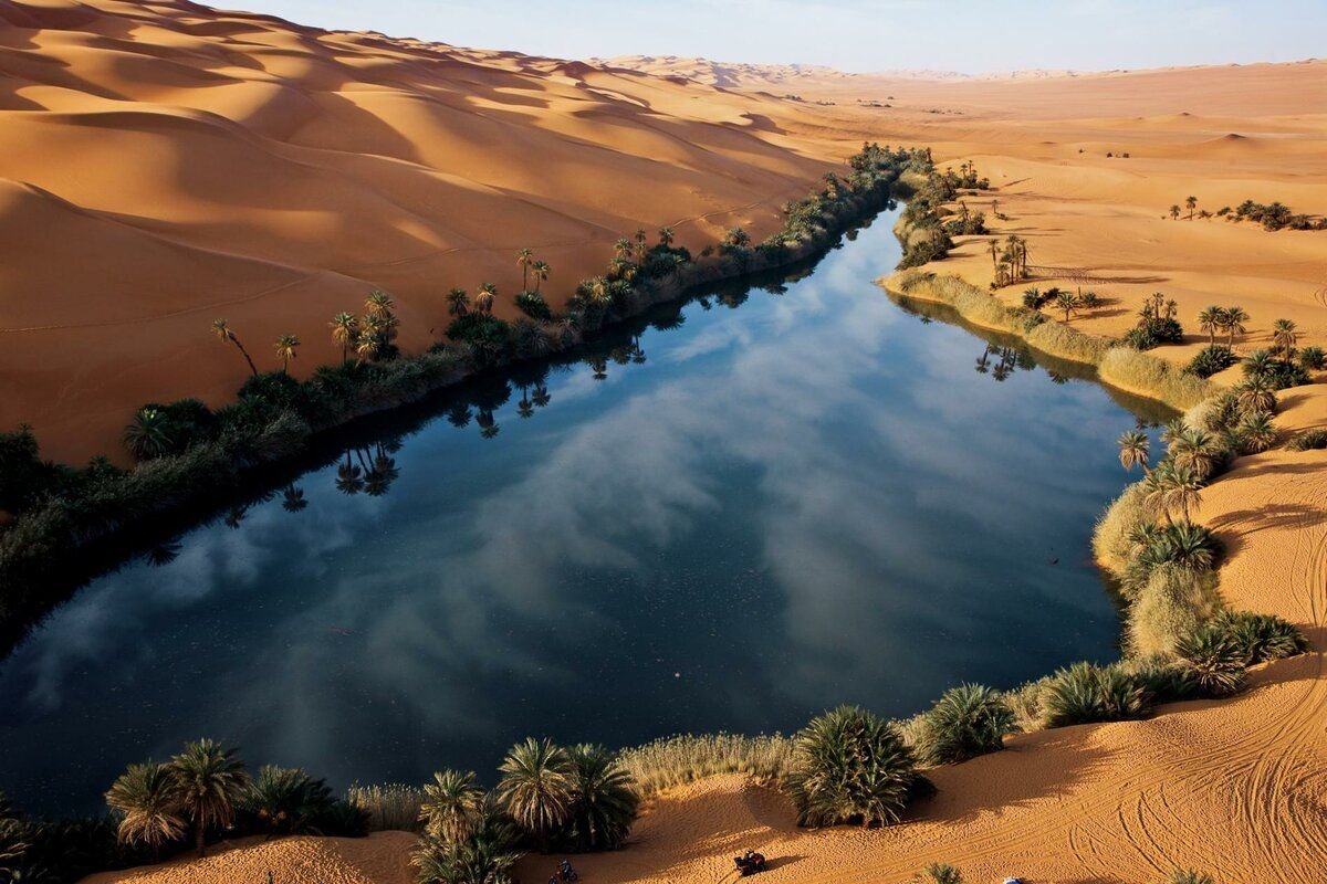 Самая крупная пустыня на земле. Оазис Убари Ливия. Пустыня сахара Оазис. Озеро Убари. Пустыня Каракум Оазис.