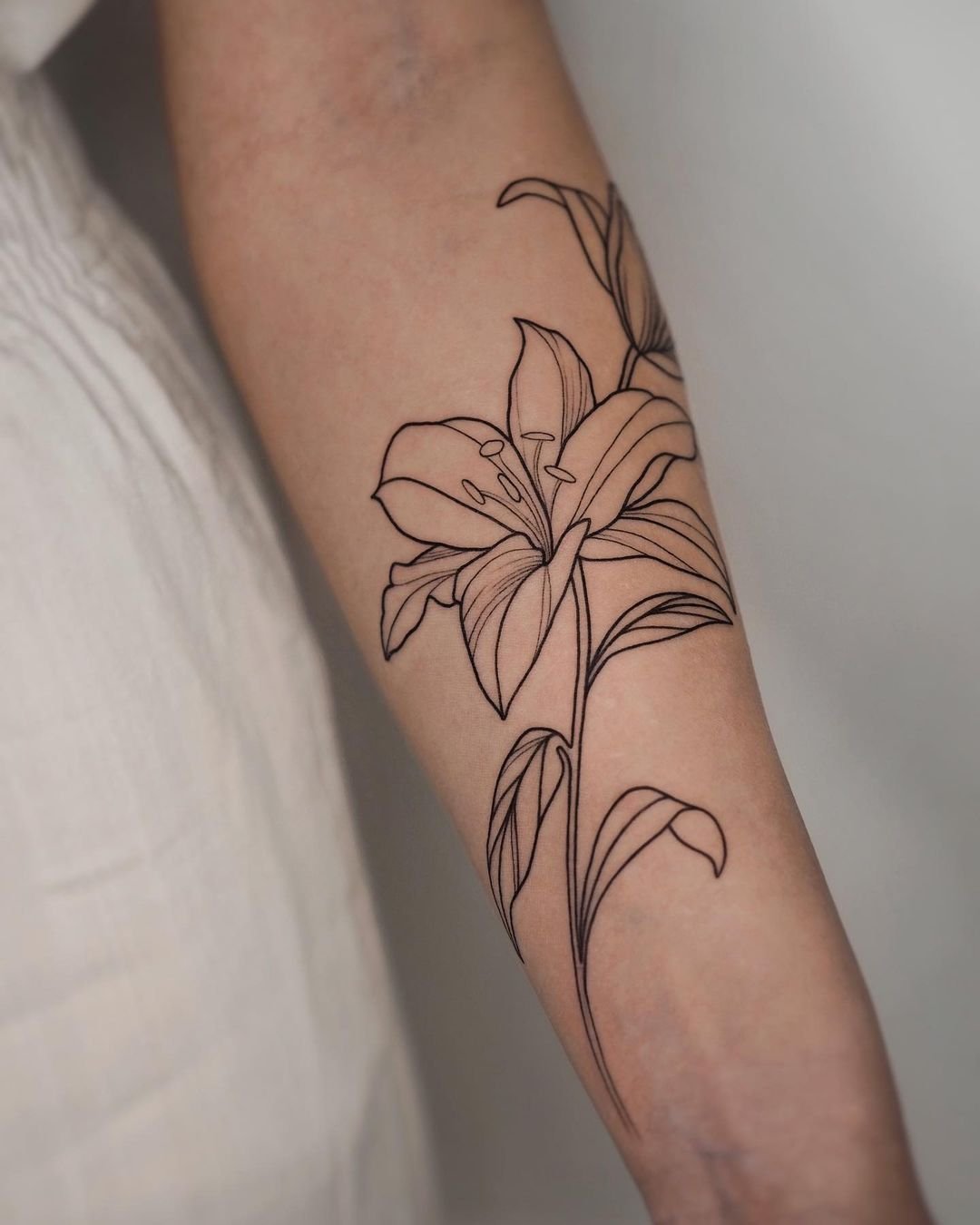 лилия татуировка на руку