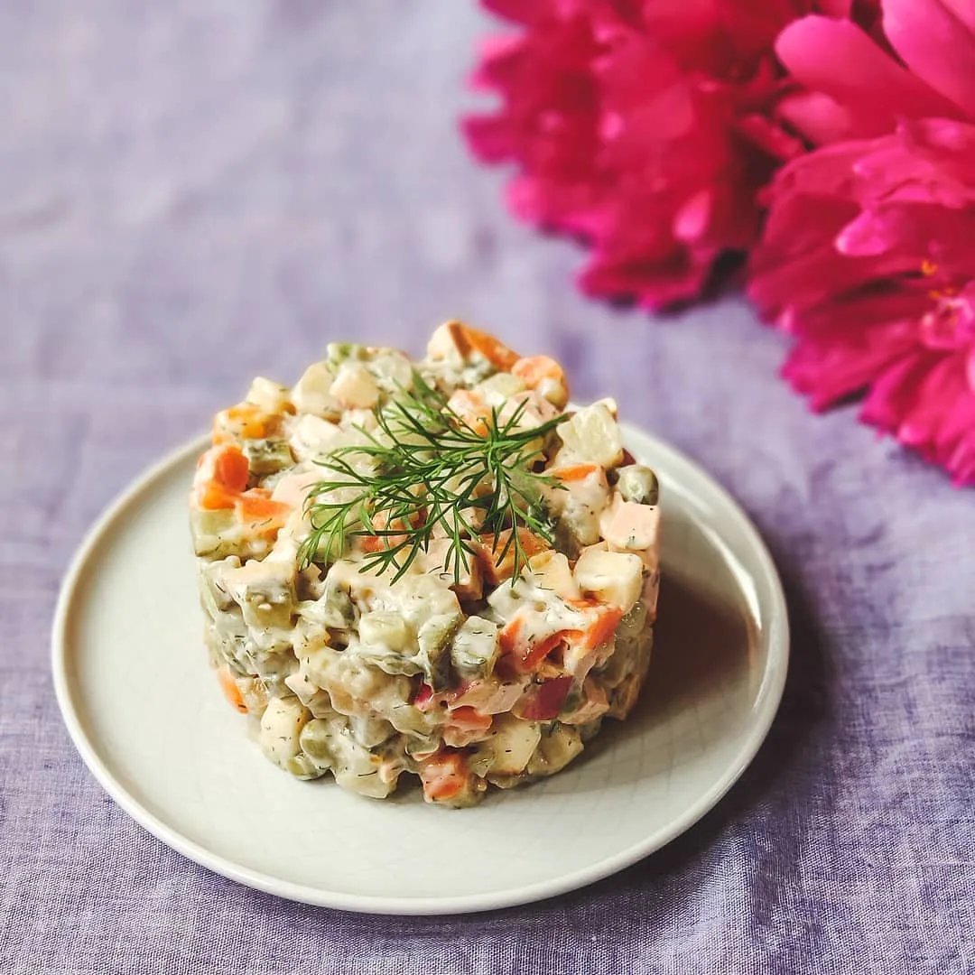 Салат оливье. Оливье. Веганское Оливье. Salat Оливье. Веганский Оливье салат.