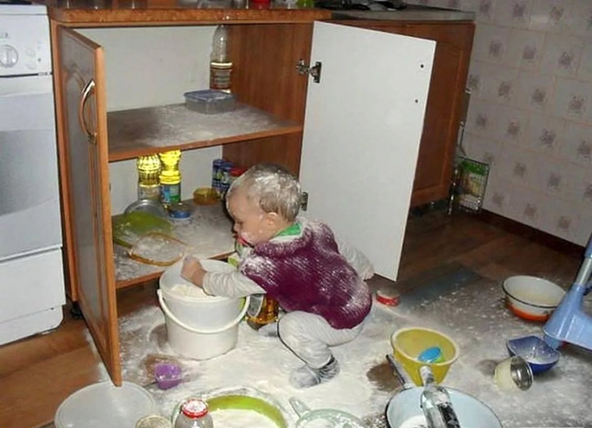 Смешные дети на кухне