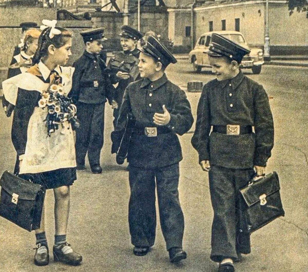 Года в ссср введено. Школьная форма 1948 года. Форма советских школьников. Форма в Советской школе. Школьная форма 1960 года.