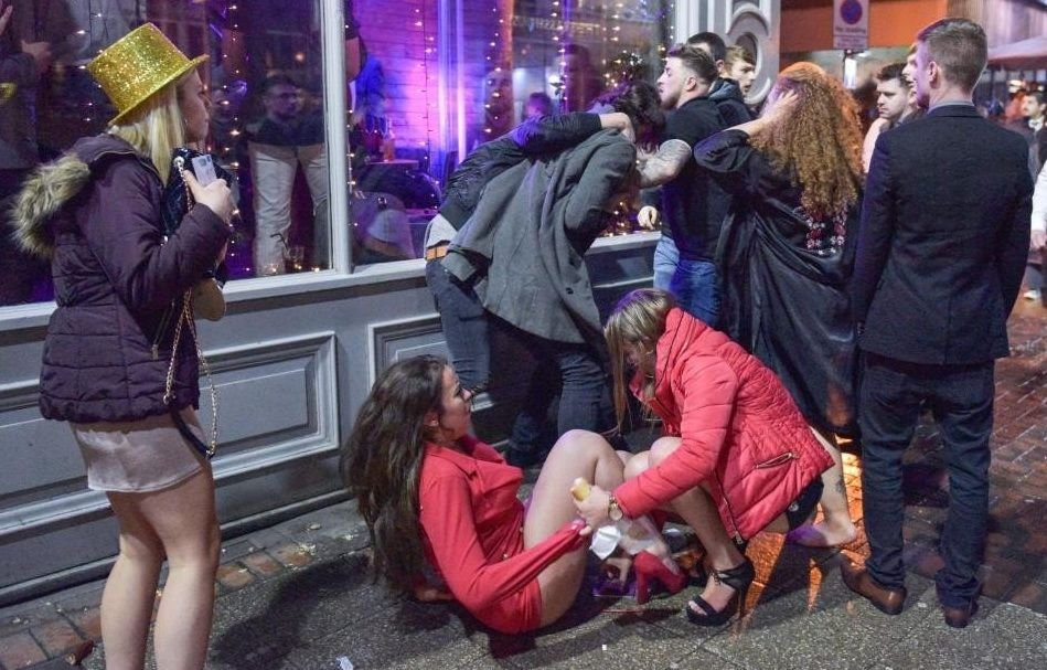 Толпа пьяных девушек. Леди дэй в англии. Толпа пьяных девушек. Студентки в отрыве. Пьяный корпоратив на природе.