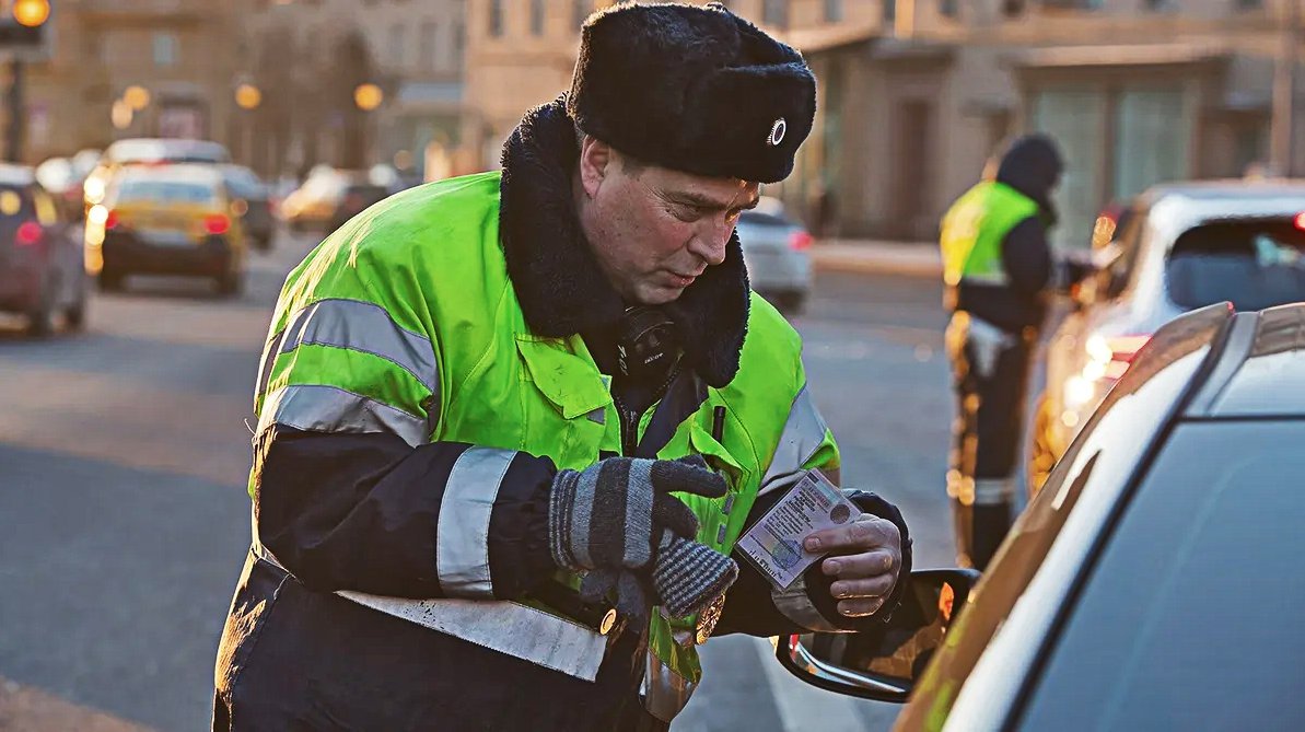 Водитель машины остановиться