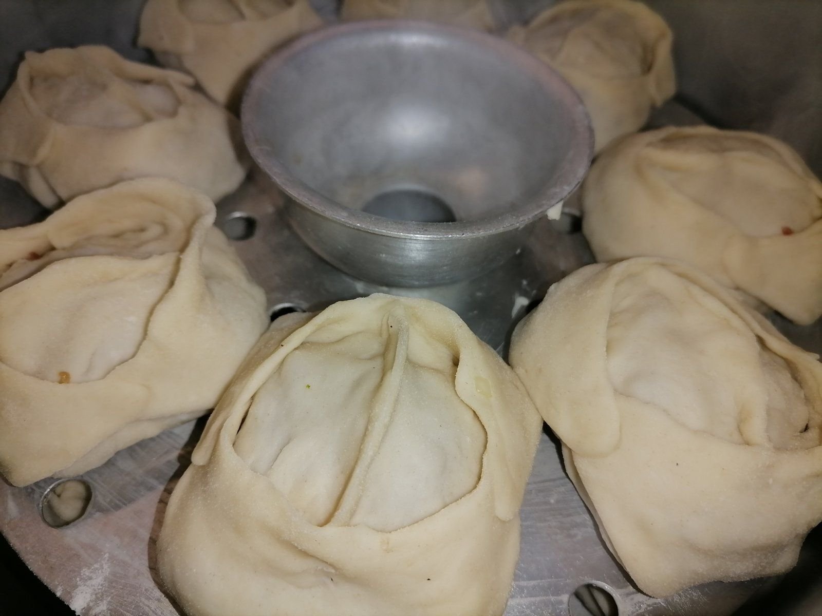 Почему прилипают манты. Почему прилипают манты. Пергамент в мантоварке. Манты без мантоварки. Приспособление для изготовления мантов.