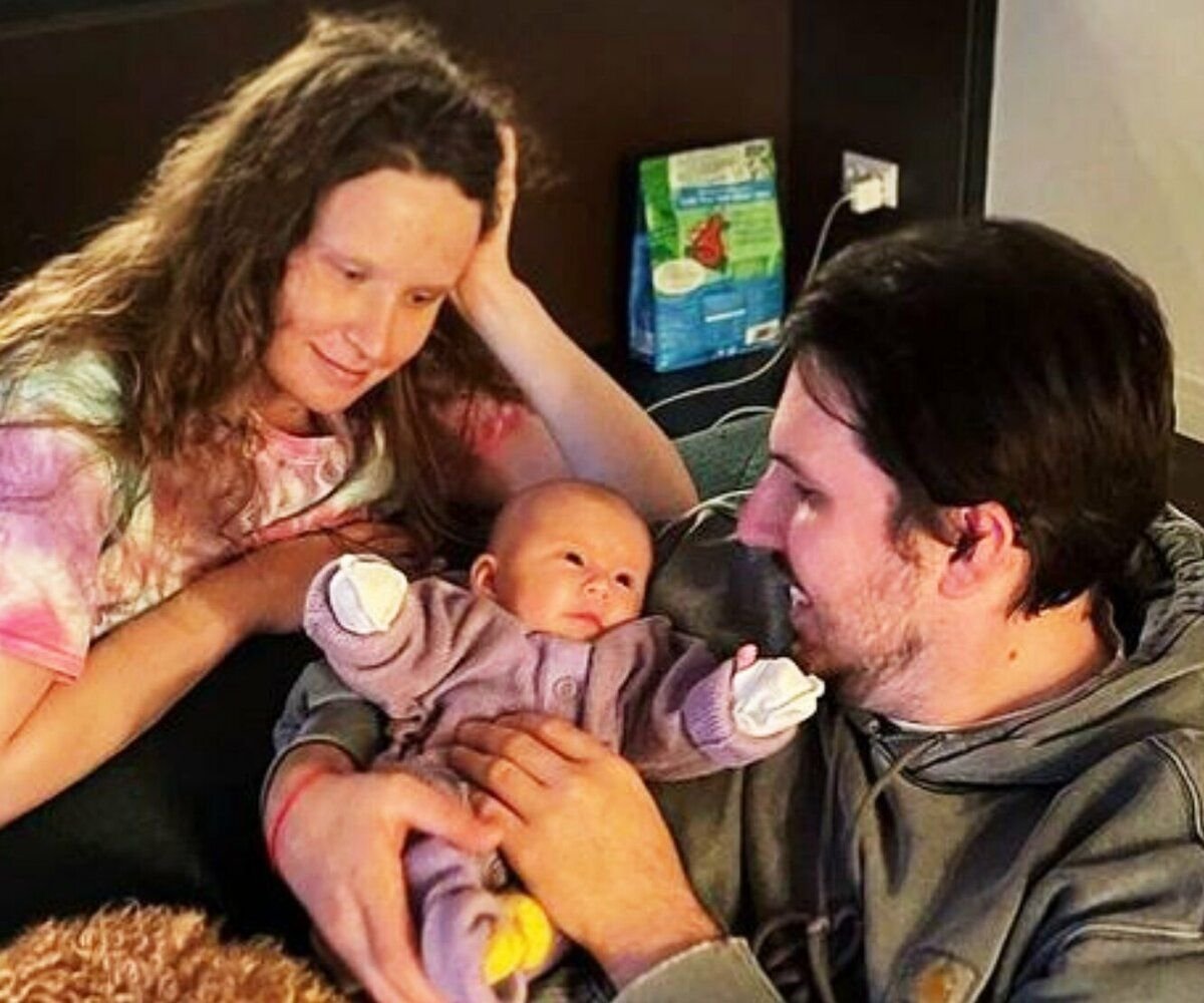 Монеточка беременна 2022. Певица монеточка (елизавета гырдымова). Монеточка лицо. Монеточка исполнительница. Монеточка с ребенком.