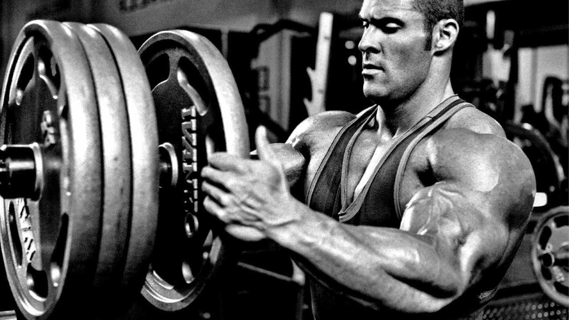 Стюарт макроберт культурист. Как много жать. Жим лежа в зале. Как много жать. Мужчина со штангой лёжа.