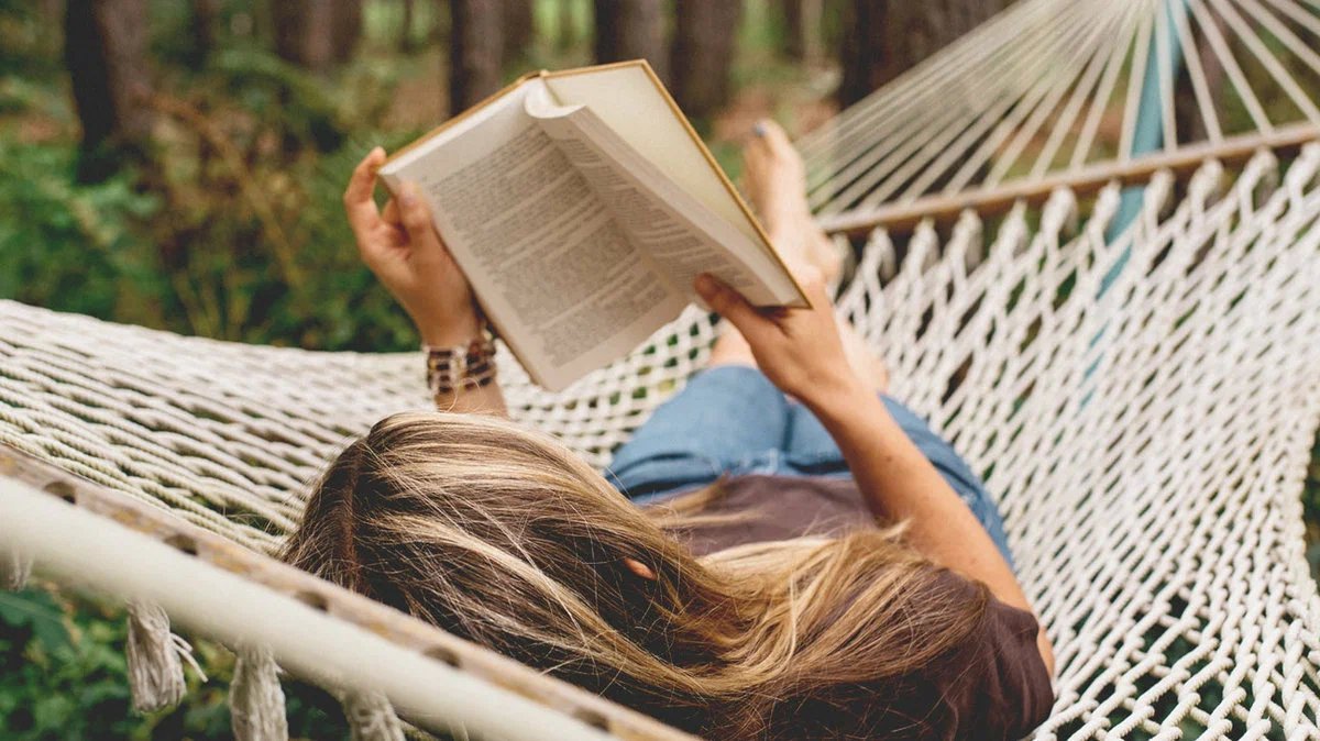 Интересное для чтения женщине. Лето с книгой. Фотосессия с книгой. Девушка с книгой. Чтение на природе.