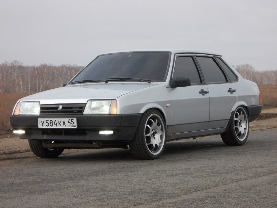 21 0 9 девятка. ВАЗ 2199. ВАЗ 21 99. ВАЗ 99 серебристая. Лада 99ка.