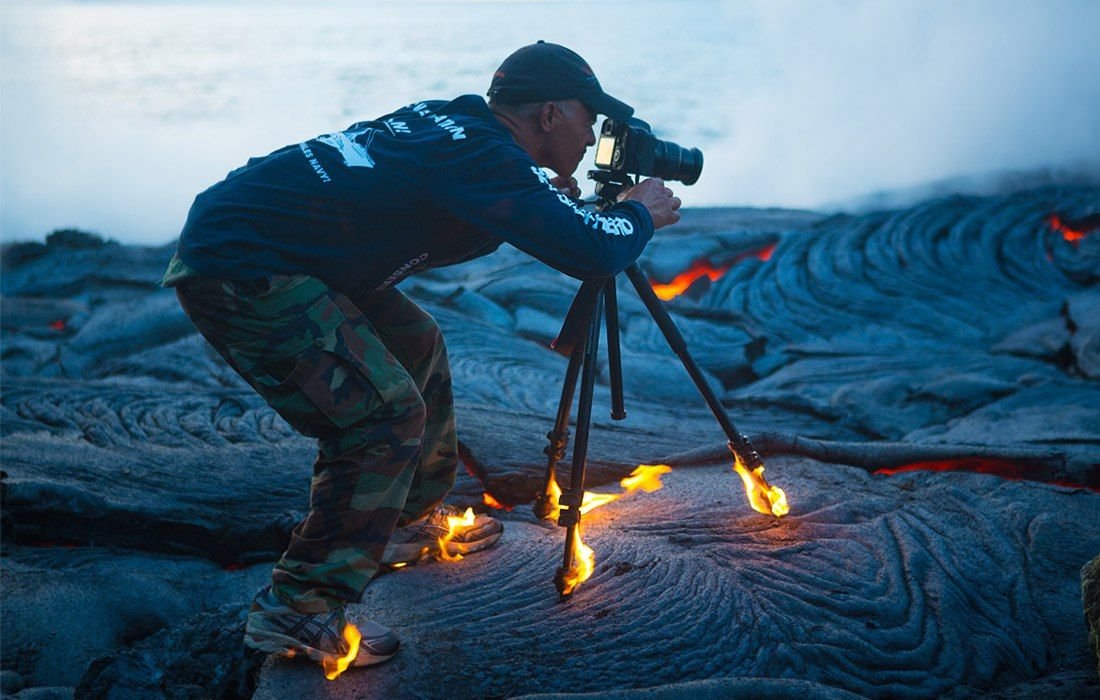 Фотограф superkomfort. Фотограф в лаве. Фотограф и вулкан. Фотограф в экстремальных условиях. Горящий фотограф.