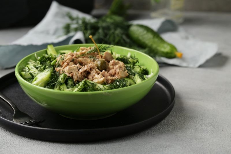 Салат печень трески и рукколой. Салат из печени трески с яйцом. Салат с треской и яйцом. Салат с рисом и горошком. Салат с печенью трески.