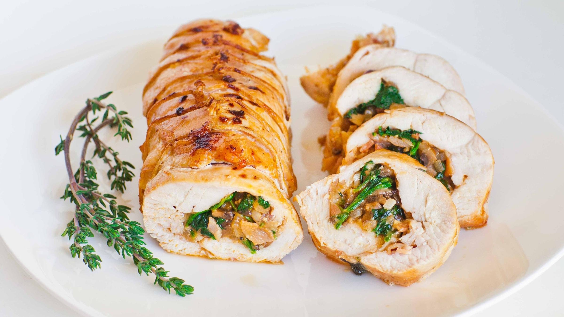 Куриный. Рулет. Берлинский рулет. Куриный рулет ресторан. Рулет из филе курицы.