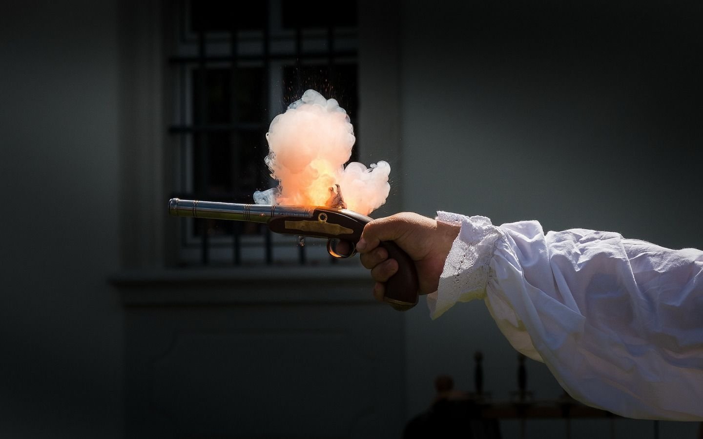 Выстрел пистолета. Огонь из оружия. Огонь из пм. Выстрел из оружия. Огонь из пистолета макарова (пм) наиболее эффективен на расстояниях.