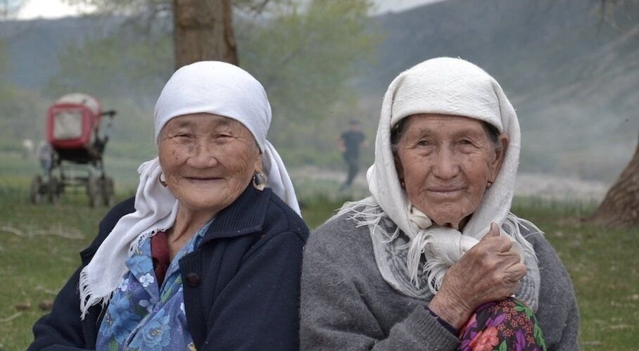 Бабушка на казахском языке. Казахская апашка. Пожилой казах. Пожилые люди казахи. Казахская бабушка.