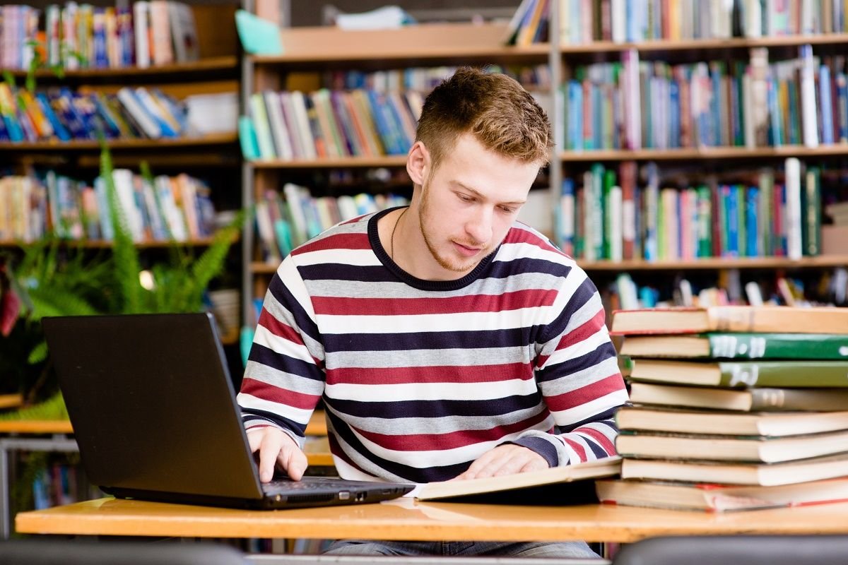 Study studied. Прилежный студент. Студент с книгами. Старательный студент. Стундент.