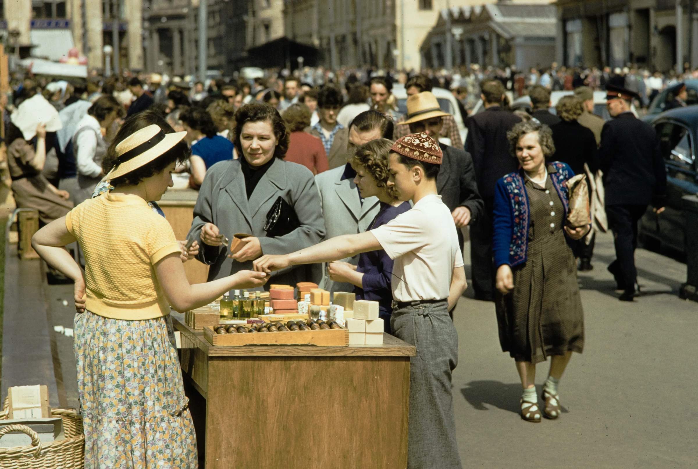 Советская повседневная жизнь. Москва 1959 года в фотографиях Харрисона Формана. Харрисон Форман в Москве 1959 года. Летняя уличная торговля на Петровке 1959 год Харрисон Форман. Харрисон Форман СССР фото 1959.