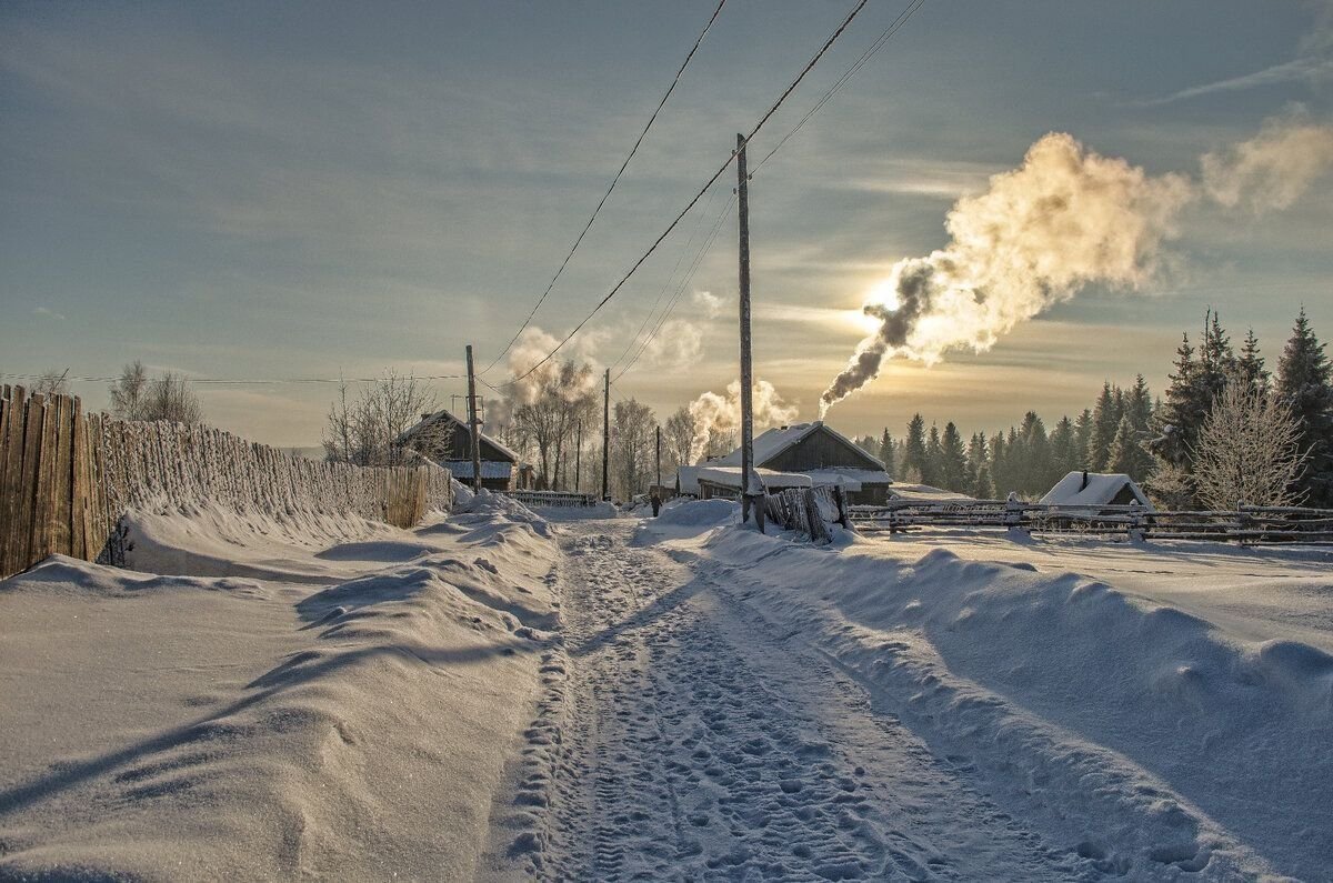 Зимняя деревня дым из труб