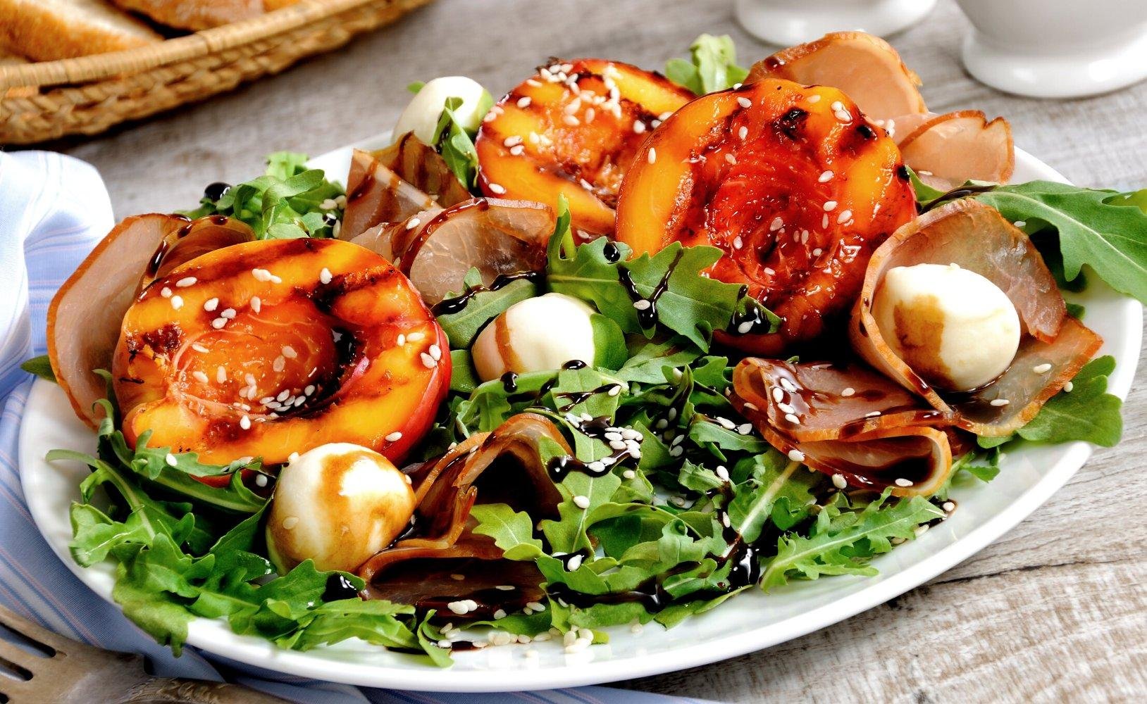 салат с прошутто. хамон с моцареллой. канапе помидоры черри моцарелла. капрезе с хурмой. салат с хамоном и рукколой.