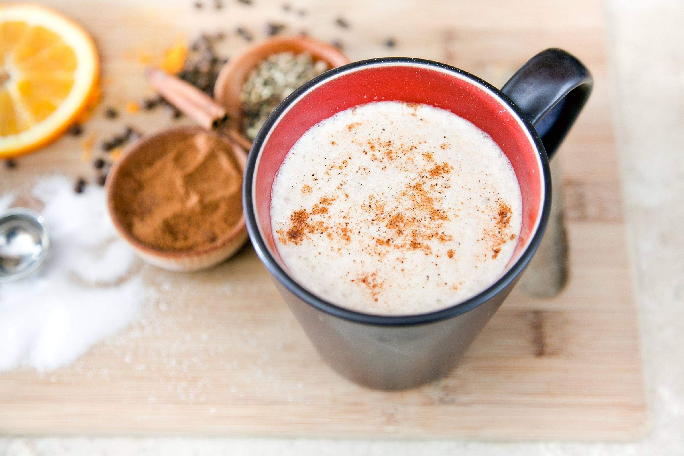 Горячее теплое молоко. Пряный чай латте Старбакс. Пряный чай латте Starbucks. Пряный чай латте Старбакс состав. Chai чай латте.