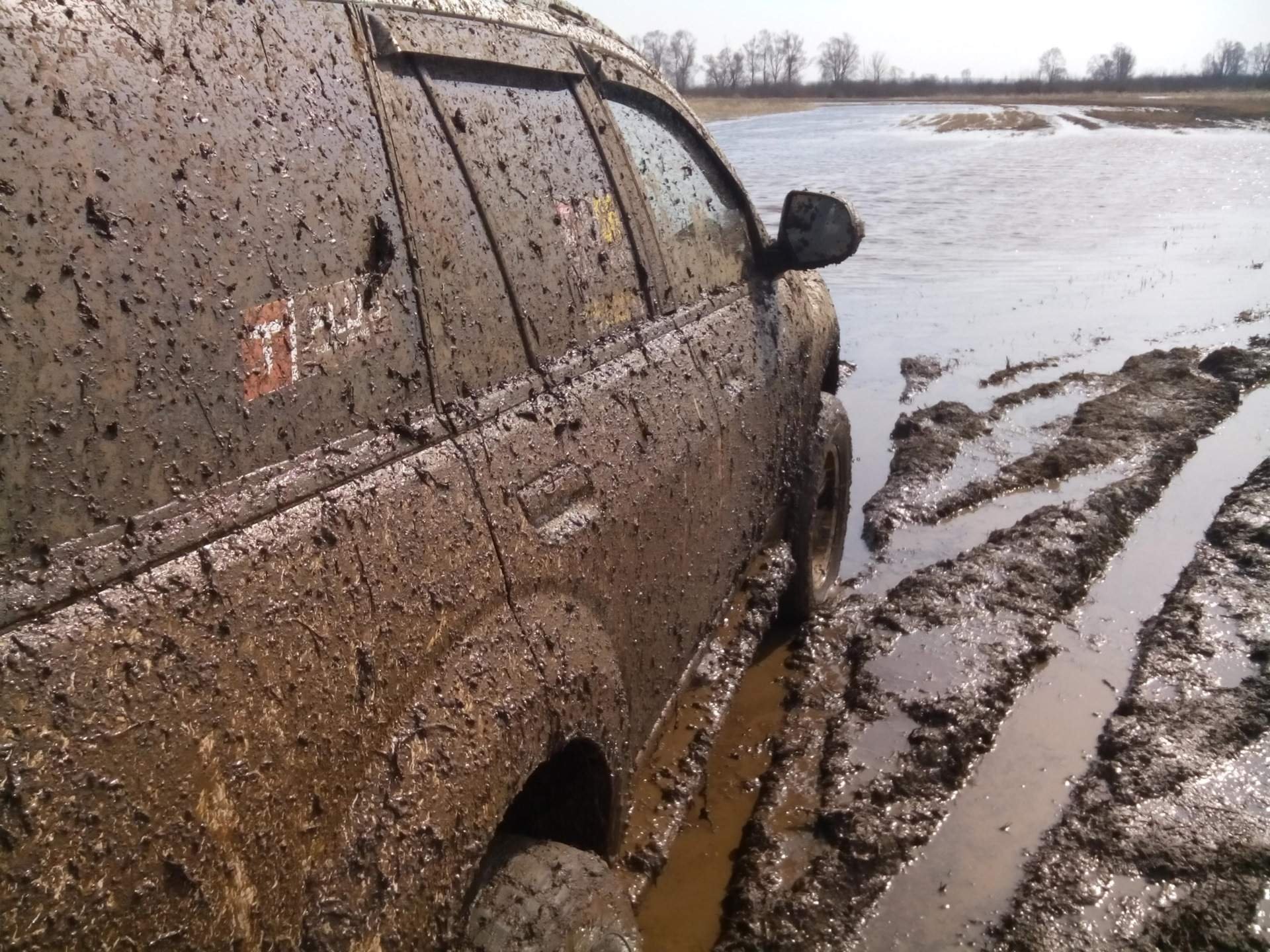 Машина буксует в грязи