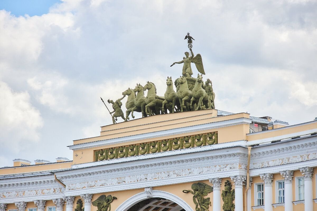 Дворцовая площадь в Санкт Петербурге кони