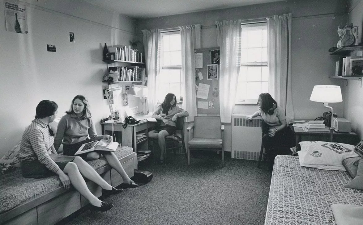 Общежитие 50 годов. Советское общежитие. Советское студенческое общежитие. Советское женское общежитие. Советские студенческие общежития женские.