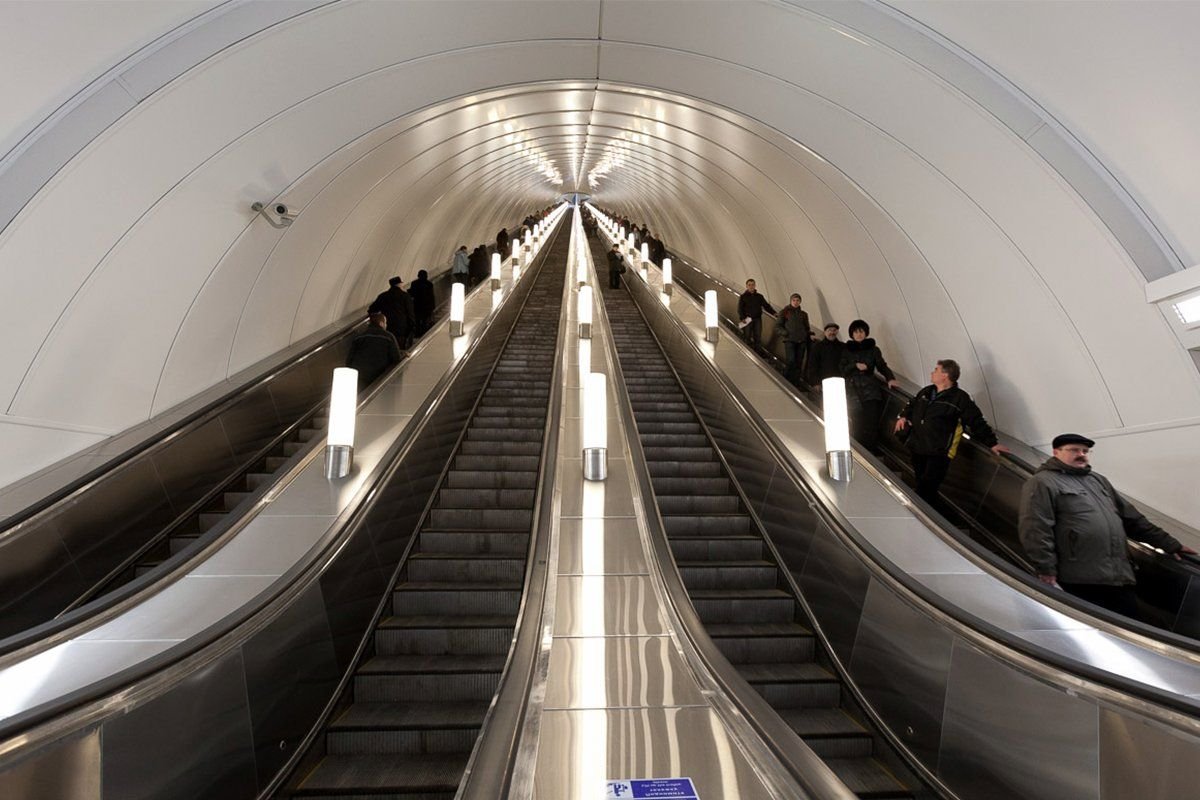Глубина метрополитена. Станция метро Адмиралтейская Санкт-Петербург эскалатор. Станция Адмиралтейская эскалатор. Адмиралтейская метро эскалатор. Питер станция метро Адмиралтейская эскалатор.